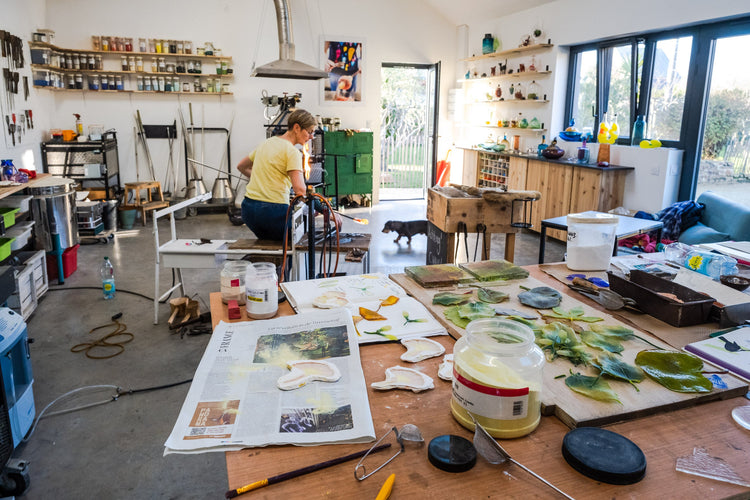 La souffleuse de verre dans son atelier travaille sur une création